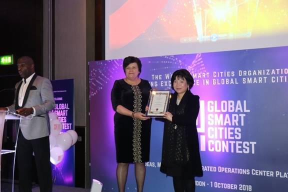 Viện sĩ, tiến sĩ  doanh nhân Việt Nam Nguyễn Thị Thanh Nhàn nhận danh hiệu Đại sứ thành phố thông minh quốc tế và CEO có tầm nhìn xuất sắc nhất về QGTM